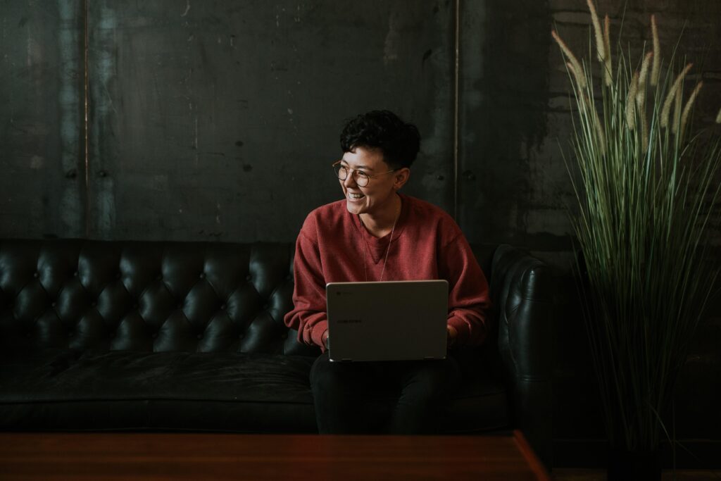 article cover : photograph of a woman on a sofa with a laptop